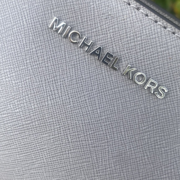 Michael Michael Kors gray 
JET SET TRAVEL CROSSBODY CLUTCH - Picture 8 of 15